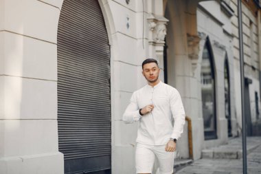 Bir yaz şehirde yakışıklı businesman