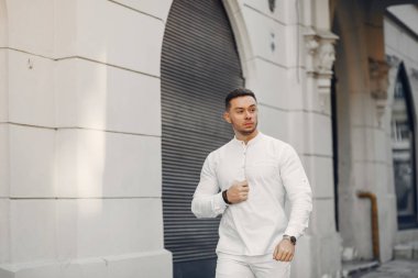 Bir yaz şehirde yakışıklı businesman