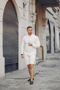 Bir yaz şehirde yakışıklı businesman