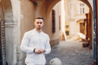 Bir yaz şehirde yakışıklı businesman