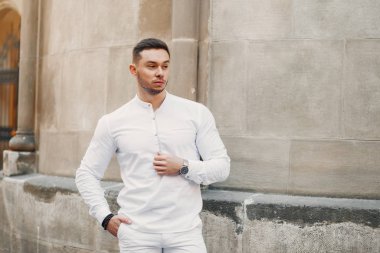 Bir yaz şehirde yakışıklı businesman