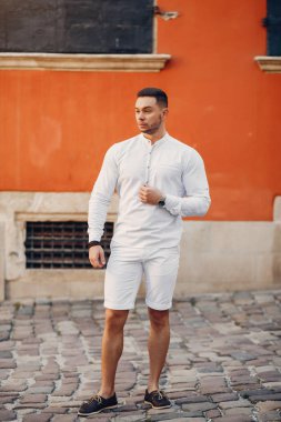 Bir yaz şehirde yakışıklı businesman