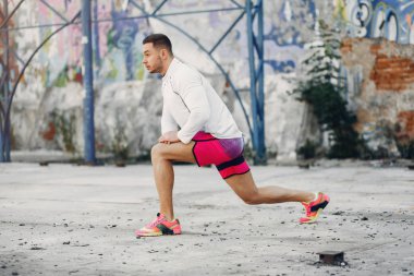 Yaz parkında yakışıklı adam eğitimi.