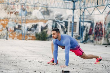 Yaz parkında yakışıklı adam eğitimi.