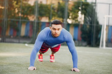 Yaz parkında yakışıklı adam eğitimi.