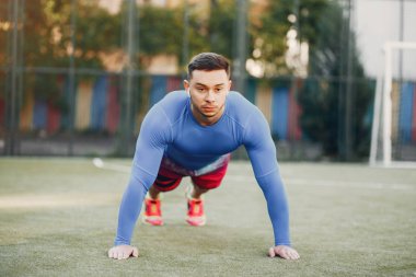 Yaz parkında yakışıklı adam eğitimi.