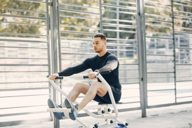 Yaz parkında yakışıklı adam eğitimi.