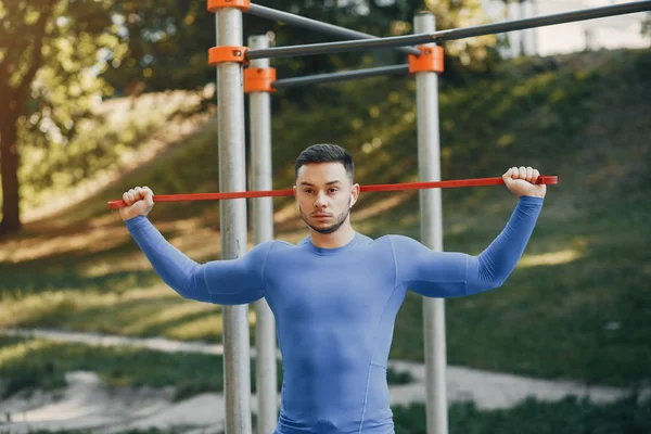 Bell'uomo che si allena in un parco estivo — Foto Stock