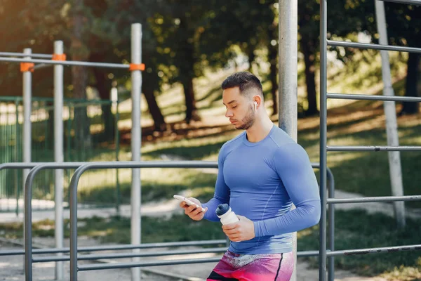 Bell'uomo che si allena in un parco estivo — Foto Stock