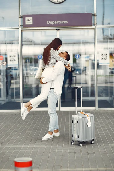 Vackra par står nära flygplatsen — Stockfoto