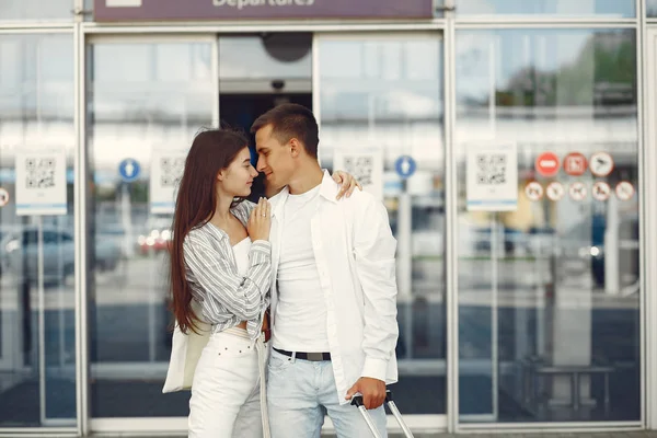 Супружеская пара стоит возле аэропорта — стоковое фото