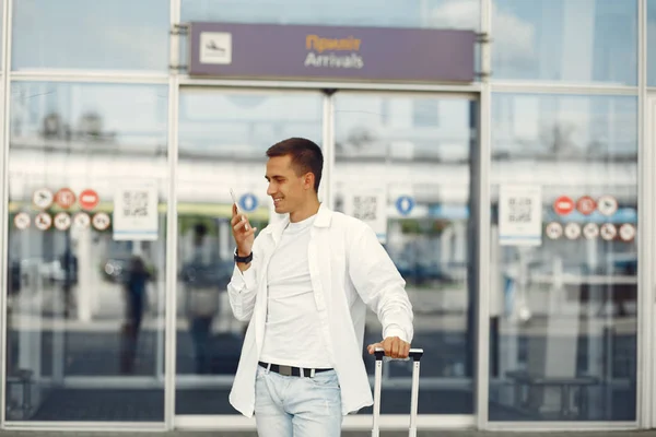 Pohledný muž stojící u letiště — Stock fotografie