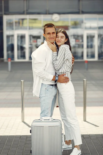 Krásný pár stojící v blízkosti letiště — Stock fotografie