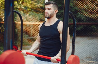Yaz parkında yakışıklı adam eğitimi.