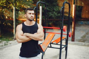 Yaz parkında yakışıklı adam eğitimi.