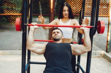 Yaz parkında güzel bir çift eğitimi.