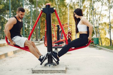 Yaz parkında güzel bir çift eğitimi.