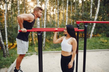 Yaz parkında güzel bir çift eğitimi.