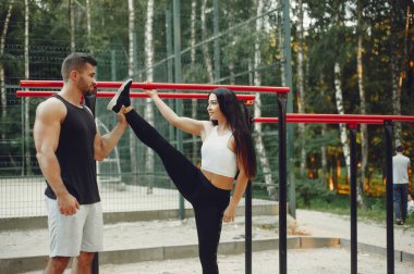 Yaz parkında güzel bir çift eğitimi.