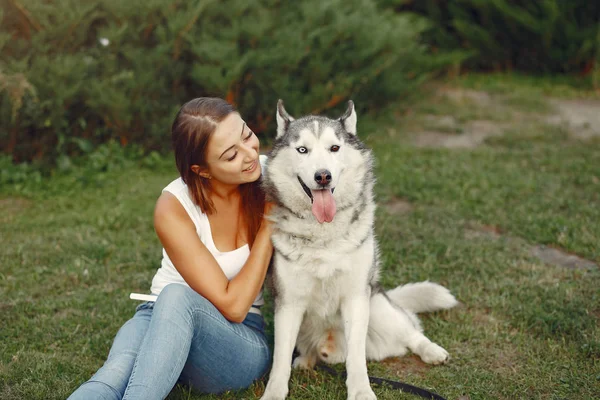 Meisje in een lente park spelen met leuke hond — Stockfoto