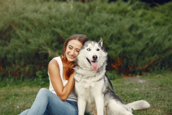 Gadis di taman musim semi bermain dengan anjing lucu — Stok Foto