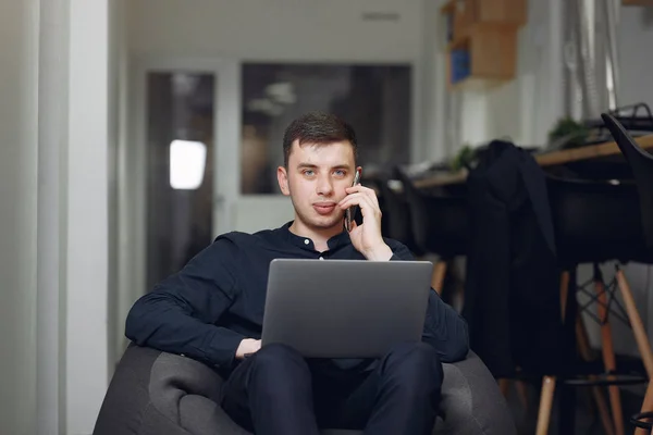 Elegante hombre de negocios que trabaja en una oficina y utilizar el ordenador portátil — Foto de Stock