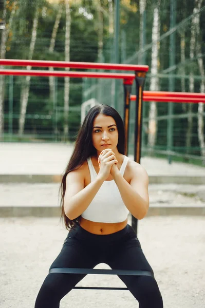 Hermosa pareja de entrenamiento en un parque de verano —  Fotos de Stock