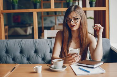 Kafedeki iş kadını.