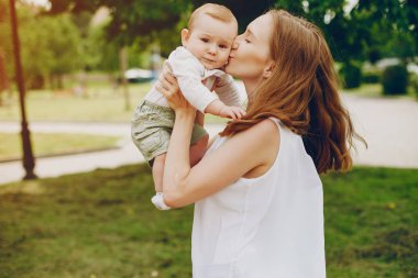 Anne ve oğlu parkta dinleniyor..