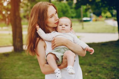Anne ve oğlu parkta dinleniyor..