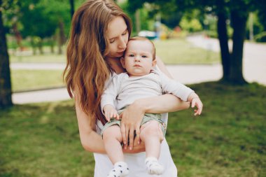 Anne ve oğlu parkta dinleniyor..