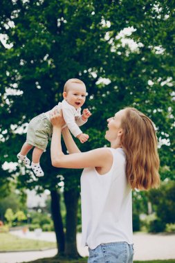 Anne ve oğlu parkta dinleniyor..