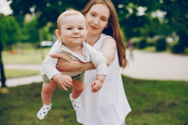 Anne ve oğlu parkta dinleniyor..