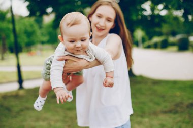 Anne ve oğlu parkta dinleniyor..