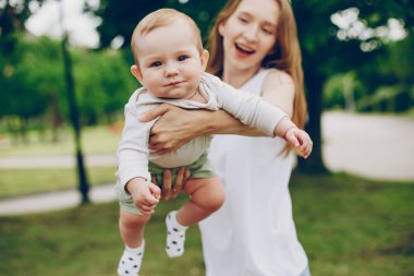 Anne ve oğlu parkta dinleniyor..
