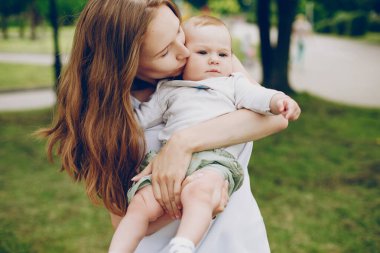 Anne ve oğlu parkta dinleniyor..