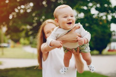 Anne ve oğlu parkta dinleniyor..