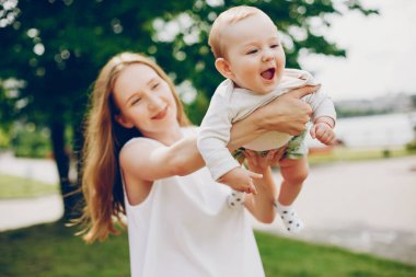Anne ve oğlu parkta dinleniyor..