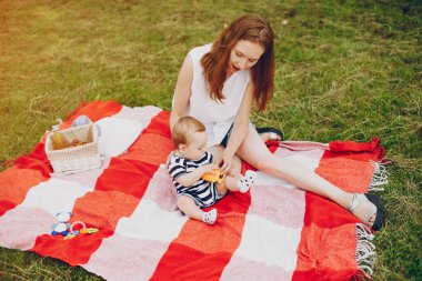 Anne ve oğlu parkta dinleniyor..