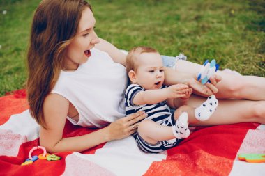 Anne ve oğlu parkta dinleniyor..