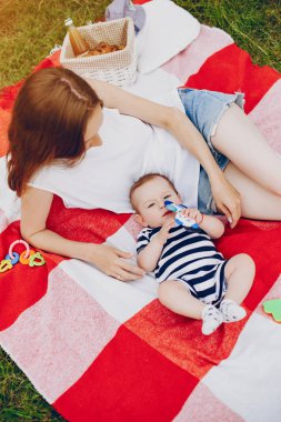 Anne ve oğlu parkta dinleniyor..