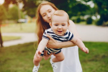 Anne ve oğlu parkta dinleniyor..