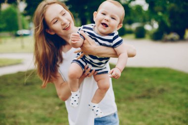 Anne ve oğlu parkta dinleniyor..