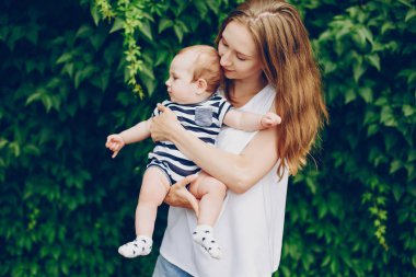 Anne ve oğlu parkta dinleniyor..