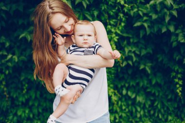 Anne ve oğlu parkta dinleniyor..