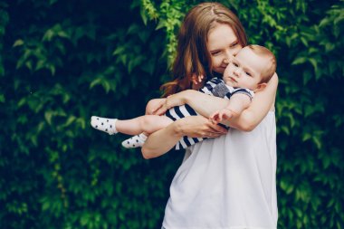 Anne ve oğlu parkta dinleniyor..