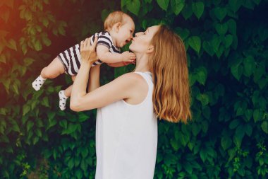 Anne ve oğlu parkta dinleniyor..