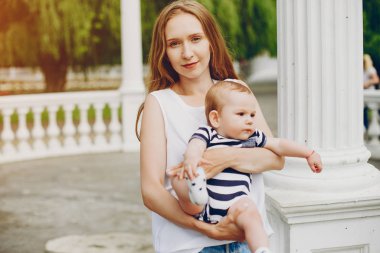 Anne ve oğlu parkta dinleniyor..