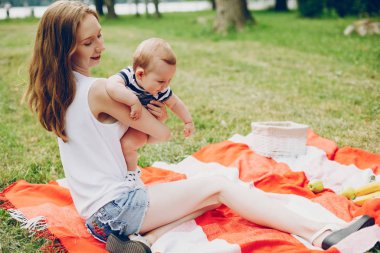 Anne ve oğlu parkta dinleniyor..