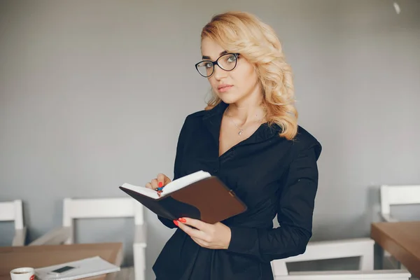 Femme d'affaires dans une caffe — Photo